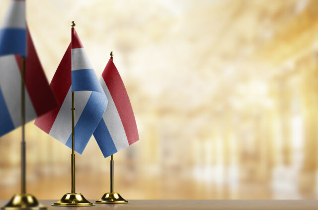 A small Netherlands flag on an abstract blurry background toekomst