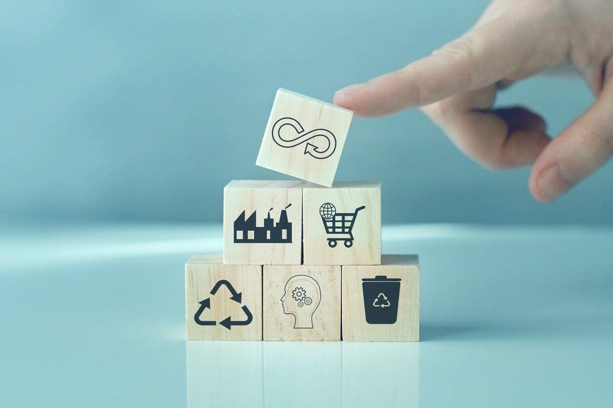 Circular economy concept. Sharing, reusing,repairing,renovating and recycling existing materials and products as much possible. circulaire economie, maatschappelijk verantwoord ondernemen