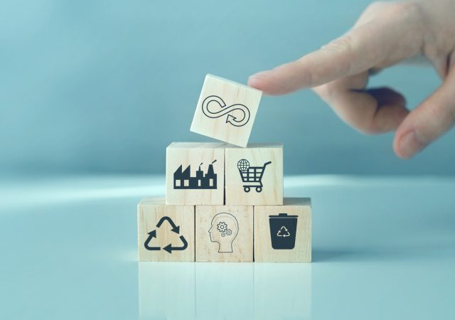 Circular economy concept. Sharing, reusing,repairing,renovating and recycling existing materials and products as much possible. circulaire economie, maatschappelijk verantwoord ondernemen