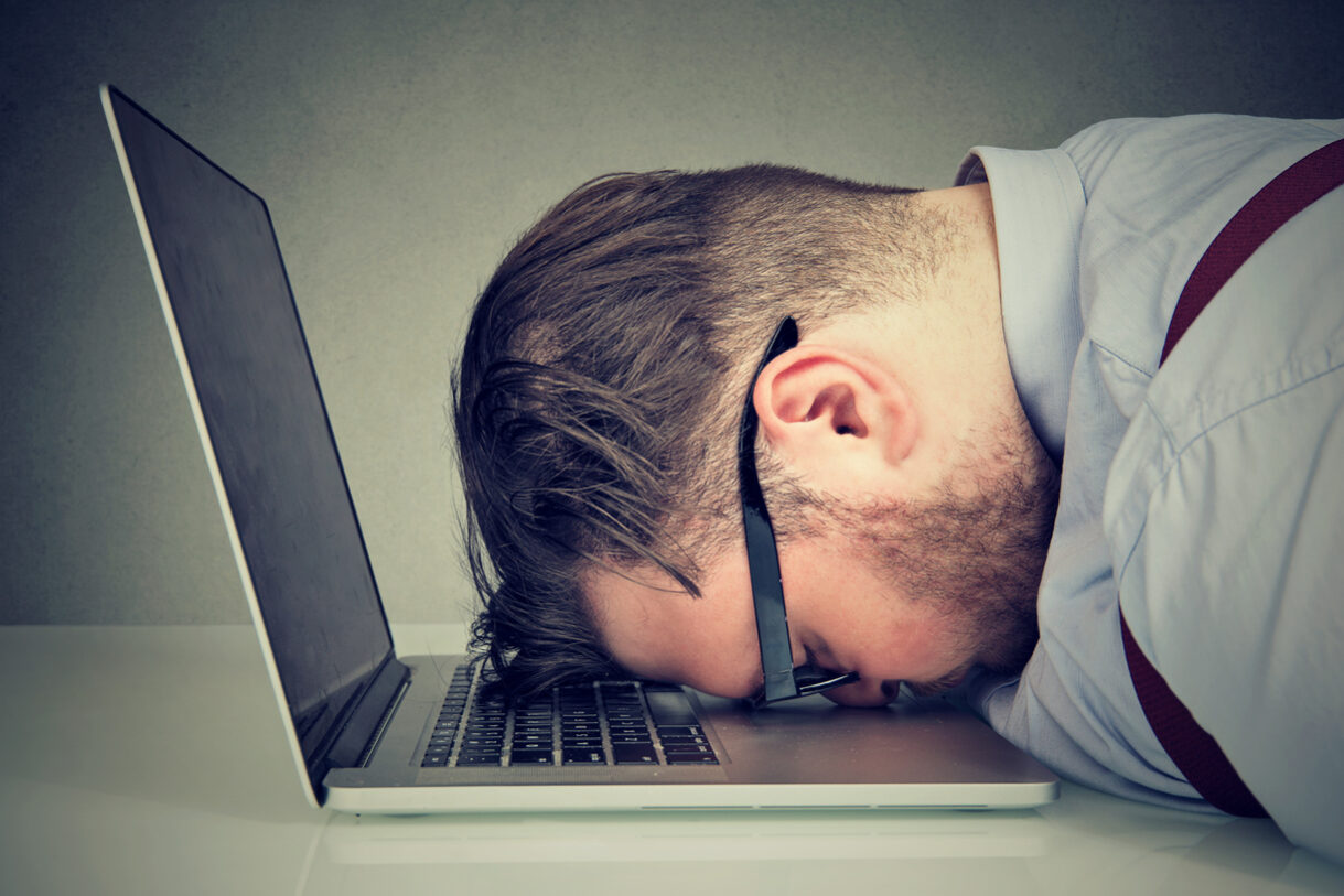 Overworked man lying on laptop Problemen sneller oplossen