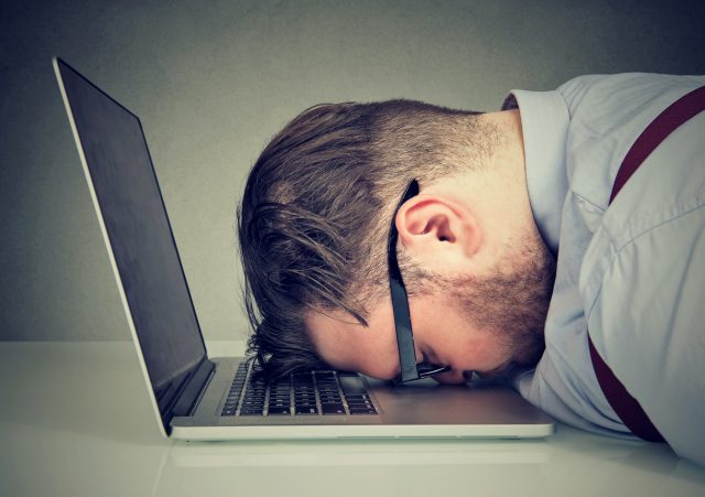 Overworked man lying on laptop Problemen sneller oplossen